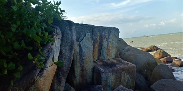 Pantai Tanjung Batu Badrun di Sungailiat, Bangka, Kepulauan Bangka Belitung [dok. BANGKA STORINOMIK/Alfi Rahmadi] 