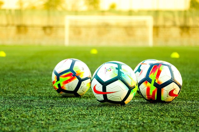 Ilustrasi Pemain depan dalam permainan sepak bola sering dinamakan penyerang (Foto: Travel Nomades | Unsplash.com)