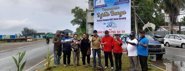 500 bunga bougenvile mulai ditanam di sepanjang median jalan, untuk menghiasi dan mempercantik wajah Kota Sorong, Provinsi Papua Barat, Jumat (24/2)