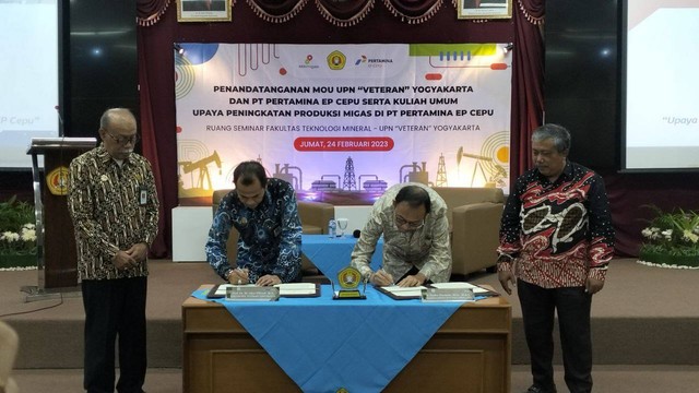 Penandatanganan MoU UPNVY dengan Pertamina soal dukungan produksi 1 juta barel minyak, Jumat (24/2/2023). Foto: Maria Wulan/Tugu Jofja