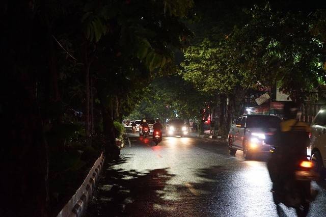 Salah satu ruas jalan di kota Yogya, meski sudah ada penerangan namun dinilai belum standar sehingga cenderung gelap. Foto: Widi RH Pradana