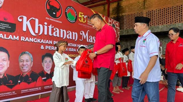 Ketua DPD PDIP Sulut, Olly Dondokambey memberikan bungkusan kepada anak yang mengikuti sunat massal yang digelar dalam rangka HUT ke-50 PDIP sekaligus peringatan Isra Miraj 1444 Hijriah.