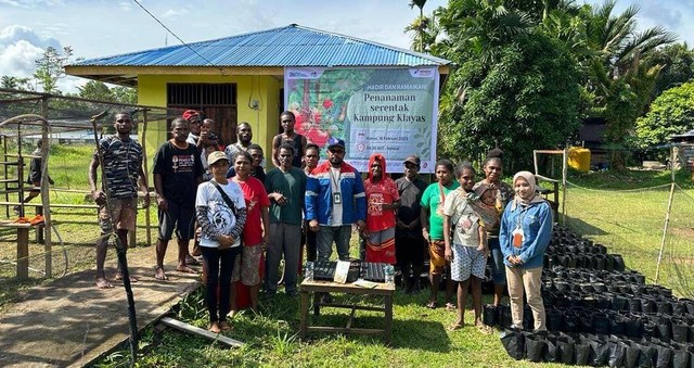 PT Kilang Pertamina Internasional RU VII Kasim kembali mendampingi warga yang ada di Kampung Klayas, Kabupaten Sorong, dengan program rumah pembibitan dan penanaman serentak, foto:Yanti/BalleoNEWS.