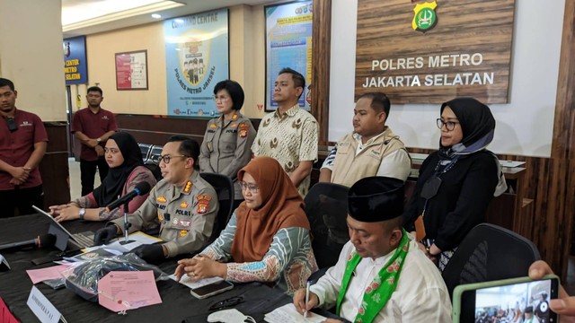 Jumpa pers perkembangan kasus penganiyaan David di Mapolres Jaksel, Jumat (24/2/2023). Foto: Jonathan Devin/kumparan
