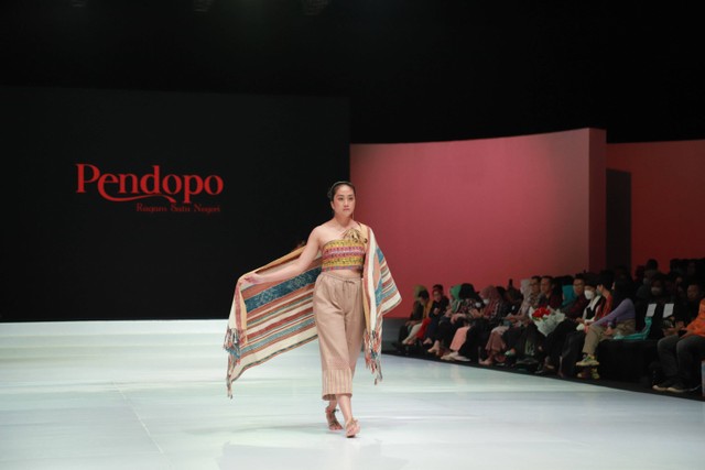 Model mengenakan busana dari Pendopo, rumah kurasi produk lokal anggota dari Kawan Lama Group pada Indonesia Fashion Week 2023 di Jakarta Convention Center, Senayan, Jakarta, Jumat (24/2/2023). Foto: Jamal Ramadhan/kumparan
