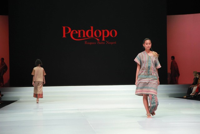 Model mengenakan busana dari Pendopo, rumah kurasi produk lokal anggota dari Kawan Lama Group pada Indonesia Fashion Week 2023 di Jakarta Convention Center, Senayan, Jakarta, Jumat (24/2/2023). Foto: Jamal Ramadhan/kumparan