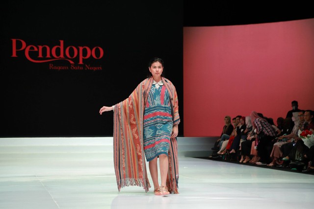 Model mengenakan busana dari Pendopo, rumah kurasi produk lokal anggota dari Kawan Lama Group pada Indonesia Fashion Week 2023 di Jakarta Convention Center, Senayan, Jakarta, Jumat (24/2/2023). Foto: Jamal Ramadhan/kumparan