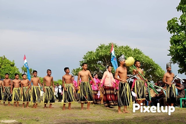 Tarian Bela Yai khas Kepulauan Sula, Maluku Utara. Foto: Travelingyuk.com