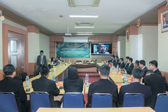 Dokumentasi DPC APSI Kediri: Andi Syafrani, S.H., MCCL., CLA Menyampaikan Materi Secara Teleconference Kepada Peserta PPA APSI 2023