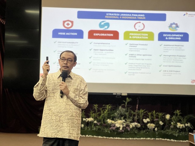 Direktur Utama PT Pertamina EP Cepu, Endro Hartanto saat mengisi kuliah umum di UPN Veteran Yogyakarta, Jumat (24/2). Foto: Eko S Putro