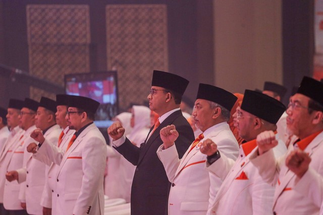 Bakal Calon Presiden 2024-2029 yang diusung Partai Keadilan Sejahtera (PKS), Anies Baswedan menyanyikan lagu mars PKS saat rapat kerja nasional (rakernas) PKS 2023 di Jakarta, Jumat (24/2/2023). Foto: Asprilla Dwi Adha/ANTARA FOTO