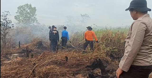 Tim gabungan berupaya memadamkan api yang menghanguskan lahan gambut di Desa Pasir Mempawah. Foto: M. Zain/Hi!Pontianak