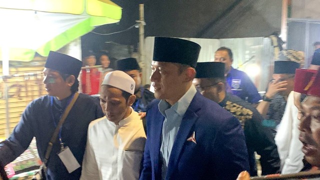 Ketum Partai Demokrat Agus Harimurti Yudhoyono (AHY) hadiri acara Haul ke-12 almarhum Zainuddin MZ di Masjid Zainuddin MZ, Kebayoran Baru, Jakarta, Jumat (24/2/2023). Foto: Luthfi Humam/kumparan