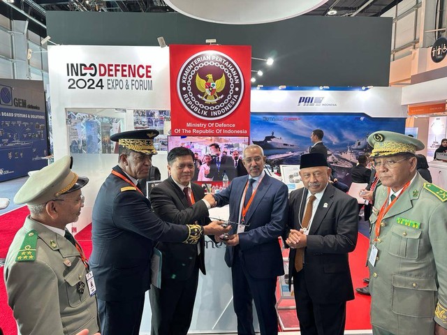 Industri Pertahanan Indonesia Defend ID dalam International Defence Exhibition (IDEX) dan Naval Defence Exhibition (NAVDEX) 2023 di Abu Dhabi. Dok: KBRI Abu Dhabi.