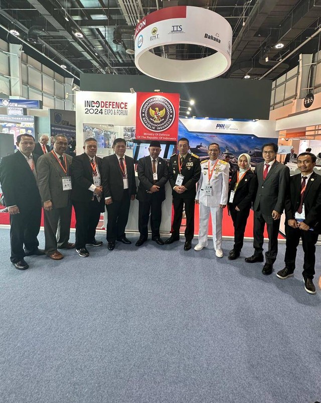 Defend ID dalam International Defence Exhibition (IDEX) dan Naval Defence Exhibition (NAVDEX) 2023 di Abu Dhabi. KBRI Abu Dhabi.