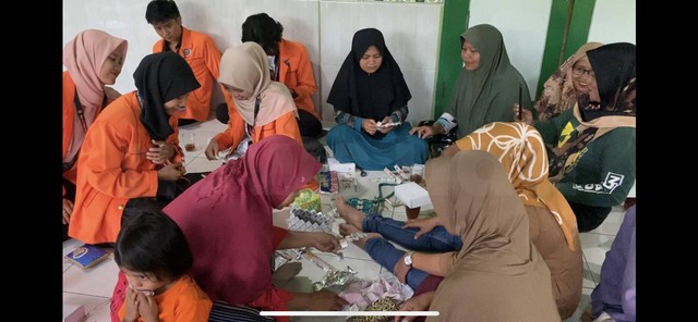 Kkn Uad Dan Warga Giren Olah Limbah Plastik Jadi Barang Unik Kumparan Com