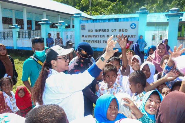 Ketua Tim Penggerak PKK kabupaten Raja Ampat, Faujia Helga Tampubolon Umlati saat mengunjungi anak-anak PAUD, TK dan SD di kampung Beo Raja Ampat. foto wim/BalleoNEWS.