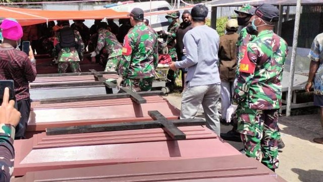 Penyerahan 9 jenazah korban amuk massa Wamena dari keluarga korban ke pemerintah daerah Lanny jaya, Nduga dan Jayaijaya untuk selanjutnya dimakamkan di TPU Sinakma Wamena. Foto: Stefanus Tarsi/BumiPapua