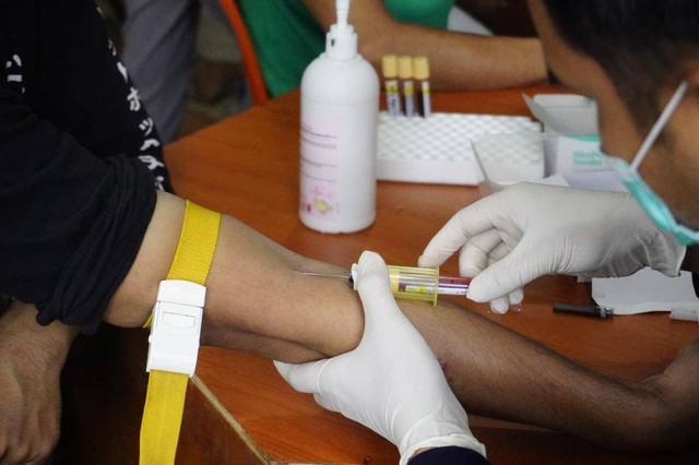 Petugas kesehatan melakukan pengambilan darah Warga Binaan pada kegiatan VCT mobile