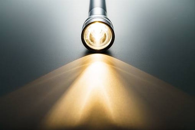 Ilustrasi mengapa lampu senter dapat menyala terang tetapi baterainya cepat habis, Sumber: www.pixabay.com