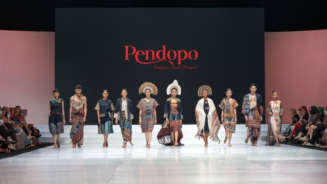 Koleksi Senandung Sikka yang dipamerkan oleh Pendopo di Indonesia Fashion Week 2023. Foto: Pendopo