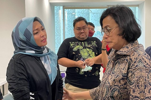 Menkeu Sri Mulyani berbincang dengan orang tua David, Sabtu (25/2/2023). Foto: Facebook/Hatala Tam