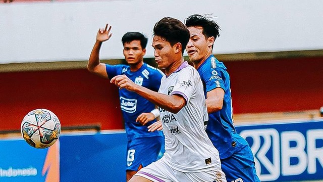PSIS Semarang berhadapan dengan Persita Tangerang dalam pertandingan pekan ke-27 Liga 1 2022/23 di Stadion Maguwoharjo, Sleman, Sabtu (25/2). Foto: Twitter/@Persitajuara