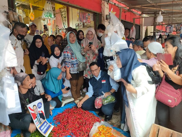 Anies Baswedan saat memborong jualan pedagang. | Foto: Sinta Yuliana/Lampung Geh