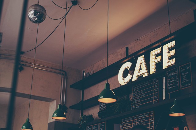 Cafe untuk Kerja Kelompok di bekasi untuk Mahasiswa | Ilustrasi: Unsplash/Michał Parzuchowski