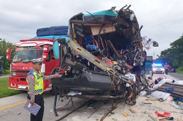 Bus yang remuk usai kecelakaan di Tol Cipali pada, Sabtu (25/2/2023). (ANTARA/Ho-Polresta Cirebon)