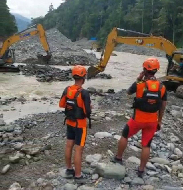 Tim Basarnas Manokwari sedang melakukan pencarian korban hilang atas nama Salsabila Putri.