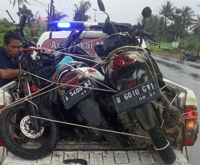 Tiga sepeda motor yang terlibat kecelakaan lalu lintas di Lampung Selatan. Foto: Ist