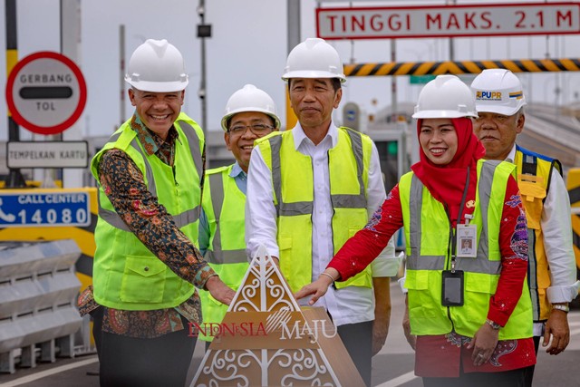 Presiden Jokowi (tengah) bersama Gubernur Jawa Tengah Ganjar Pranowo (kiri) dan Bupati Demak Esti'anah memencet tombol peresmian Jalan Tol Semarang-Demak Seksi II di Gerbang Tol Sayung, Kabupaten Demak, Jawa Tengah, Sabtu (25/2/2023). Foto: Aji Styawan/ANTARA FOTO