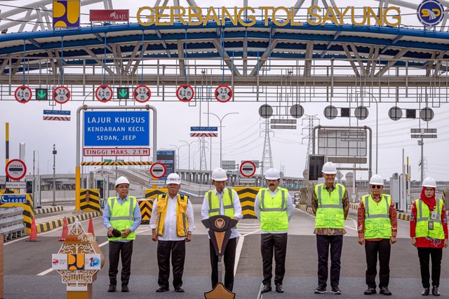 Presiden Jokowi (ketiga kiri) memberikan sambutan saat meresmikan Jalan Tol Semarang-Demak Seksi II di Gerbang Tol Sayung, Kabupaten Demak, Jawa Tengah, Sabtu (25/2/2023). Foto: Aji Styawan/ANTARA FOTO