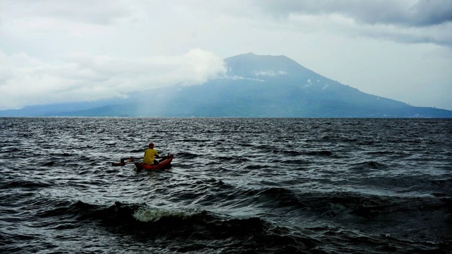 Aktivitas nelayan mencari ikan menjadi salah satu daya tarik keindahan alam wisata danau ranau di OKU Selatan, Sabtu (25/2) Foto: abp/Urban Id