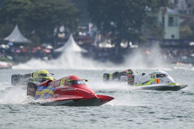Sejumlah pembalap memacu kecepatannya saat pemanasan kualifikasi putaran pertama Kejuaraan Dunia Perahu Motor F1 Powerboat (F1H2O) 2023 di Danau Toba, Balige, Sumatera Utara, Sabtu (25/2/2023). Foto: M Risyal Hidayat/ANTARA FOTO