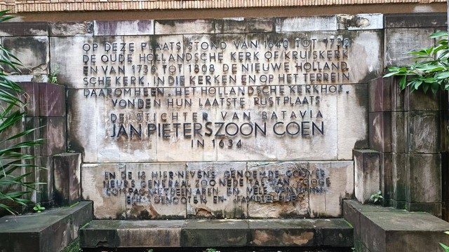 Monumen pengingat nama-nama Gubernur Jenderal Hindia Belanda yang dimakamkan di lahan belakang gereja Belanda yang sekarang adalah Museum Wayang. Salah satunya ada nama JP Coen, pendiri Batavia. Foto: Thomas Bosco/kumparan.