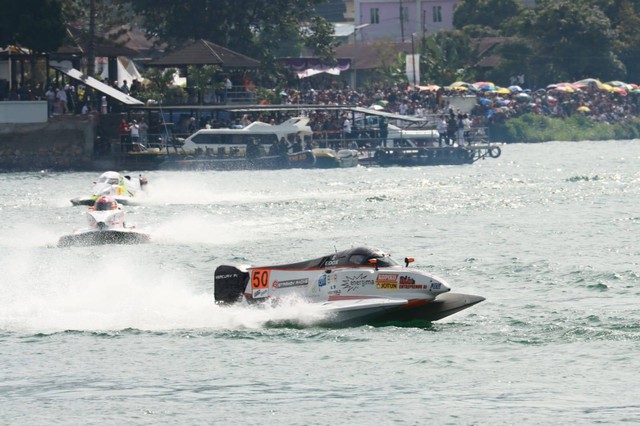 Peserta F1H20 sedang melakukan sesi kualifikasi untuk memperebutkan posisi start pada ajang kopiko F1 PowerBoat, Danau Toba. Foto: Dok. Istimewa