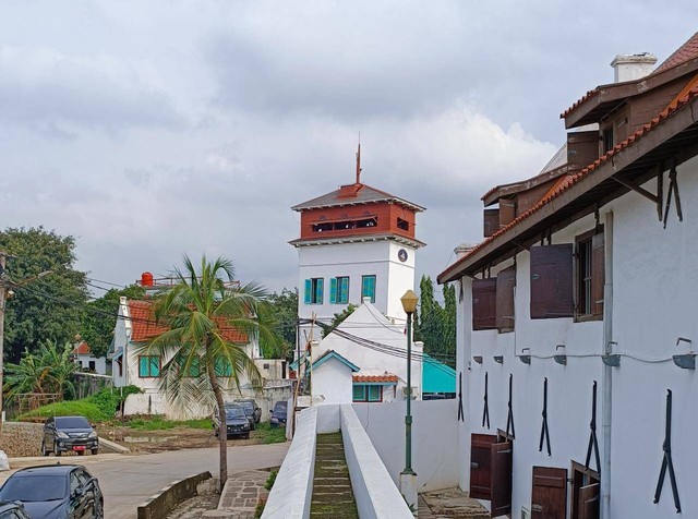 Menara Syahbandar (di sisi samping depan Museum Bahari) yang tampak miring, diduga karena penurunan tanah. Menara tersebut pun pada Sabtu (25/2) tidak bisa dikunjungi karena kondisinya yang miring tersebut. Foto: Thomas Bosco/kumparan.