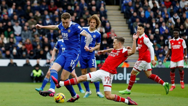 Pemain Arsenal Leandro Trossard beraksi dengan pemain Leicester City Harry Souttar di Stadion King Power, Leicester, Inggris, Sabtu (25/2/2023). Foto: Action Images via Reuters/Craig Brough