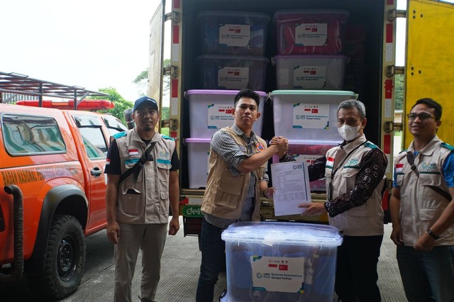 YBM PLN turut membantu penyintas gempa Turki, bantuan dalam bentuk seperangkat pakaian hangat sebanyak 50 kontainer box dengan berat 1 Ton. (Jumat, 24/02/2023)