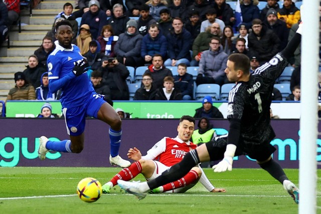 Pemain Arsenal Gabriel Martinelli mencetak gol pertama mereka saat hadapi Leicester City di Stadion King Power, Leicester, Inggris, Sabtu (25/2/2023). Foto: Hannah McKay/REUTERS