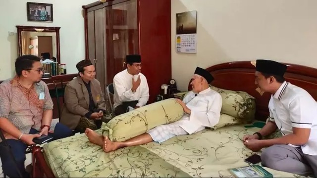 KH Ali Yafie saat menerima kunjungan silaturahim sejumlah pengurus NU di Jakarta di kediamannya, Bintaro, Jakarta Selatan, Jumat (24/6/2022). Foto: nu.or.id