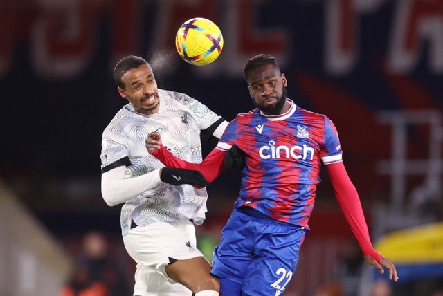 Odsonne Edouard dari Crystal Palace duel dengan Joel Matip dari Liverpool saat pertandingan di Selhurst Park, London, Inggris. Foto: David Klein/Reuters