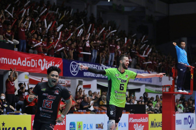 Jakarta STIN BIN memenangkan pertandingan keduanya di babak final four Proliga 2023 dengan menang mudah 3-0 (25-23, 25-22, 25-21) atas saudara tuanya, Surabaya BIN Samator, di GOR Tri Dharma Gresik, Jawa Timur, Sabtu (25/02/2023). Foto: Dok. Istimewa