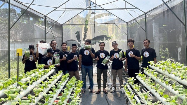 Sukarelawan Ganjar Milenial Center (GMC) melaksanakan aksi bersih lingkungan dan berbagi sayur hidroponik di Desa Ngerong, Kecamatan Gempol, Kabupaten Pasuruan, Jawa Timur, Sabtu (25/2/2023). Foto: Dok. Istimewa