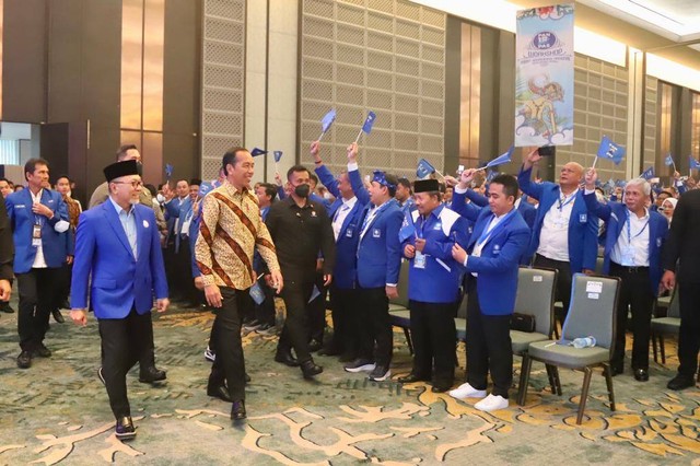 Presiden Joko Widodo bersama Ketua Umum PAN Zulkifli Hasan hadiri Rakornas PAN di Hotel Padma Semarang, Minggu (26/2/2023). Foto: DPP PAN 