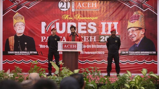 Muzakir Manaf memberikan sambutan dalam Mubes III Partai Aceh. Foto: Abdul Hadi/acehkini 