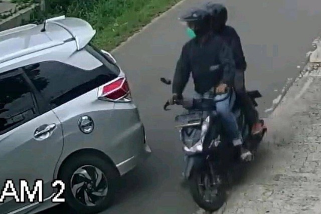 Aksi 2 orang pelaku curi tas dari dalam mobil di Kota Metro, Lampung | Foto: ist