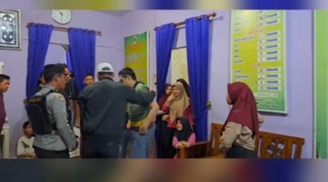 Polisi saat menangkap pelaku kekerasan terhadap anak panti asuhan di Palembang. (ist)